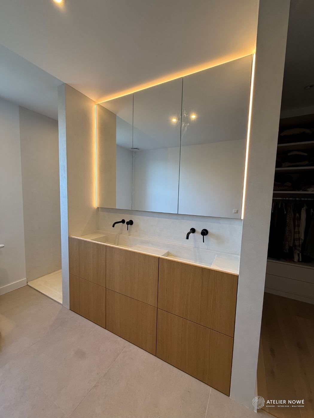 Badkamermeubel met twee laden onder de wastafel